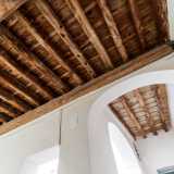 ...coperto da un soffitto in legno a cassettoni...